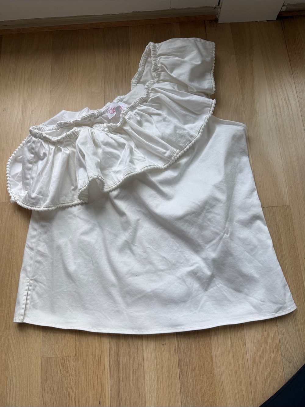 Off-Shoulder Ruffle Top in White size smal